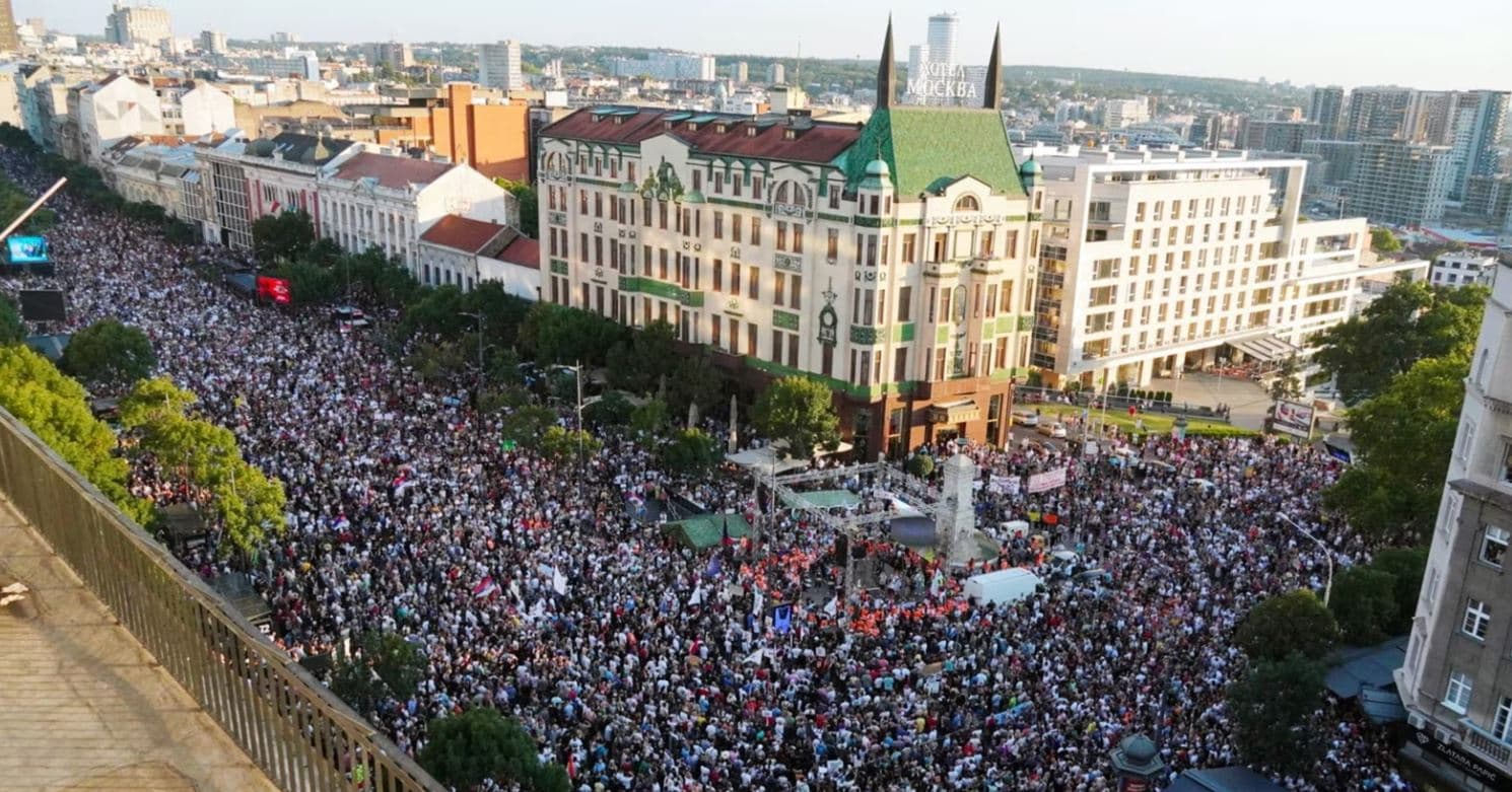 ShBA-ja mohon se ka nxitur protestat në Serbi