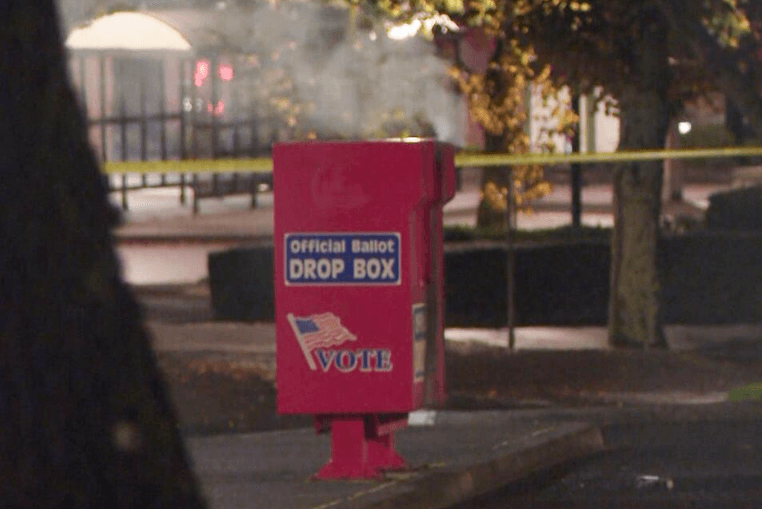 Digjen kutitë e votimit në Oregon dhe Washington, dëmtohen qindra fletëvotime