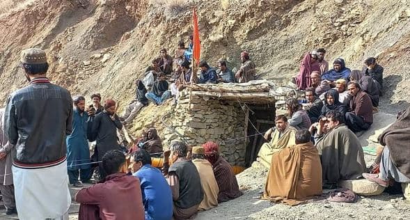 Qëllohen për vdekje 20 persona në një minierë qymyri në Pakistan