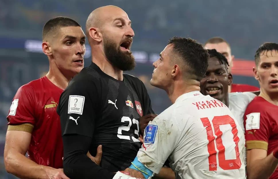 Xhaka me shirit kapiteni në krah e nis përballjen e sotme ndaj Serbisë