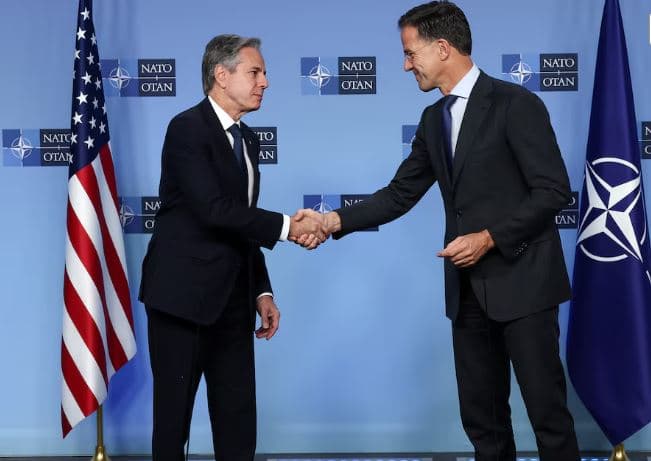 Blinkeni takohet me shefin e NATO-s në mes të bisedimeve për Ukrainë para tranzicionit të Trumpit