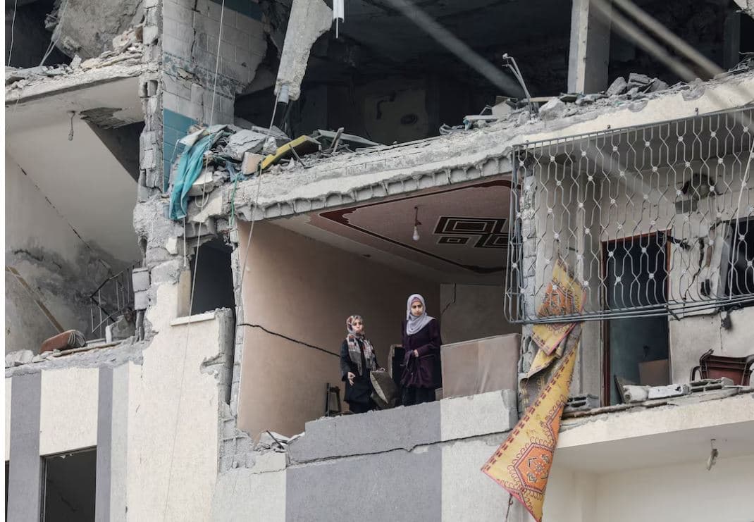 Të paktën 40 të vdekur në Gaza, thonë mjekët, ndërsa tanket izraelite tërhiqen nga kampi