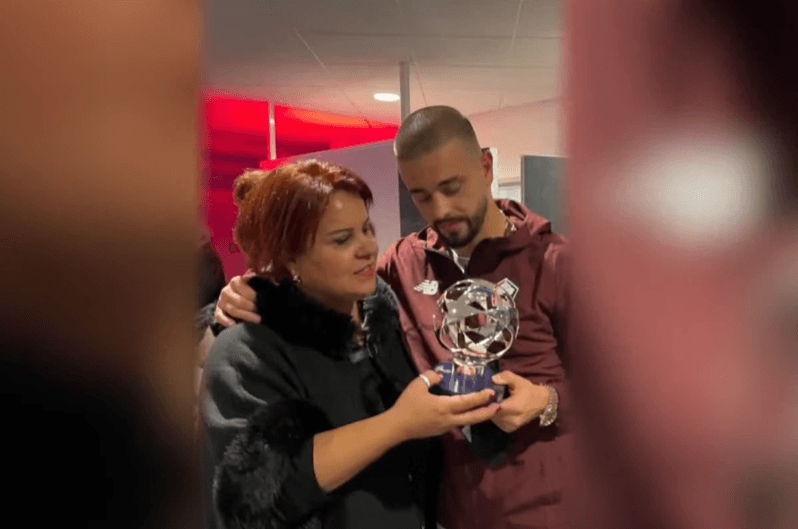“Ishallah e sjell edhe Topin e Artë”, nëna e Edon Zhegrovës zbulon bisedën me yllin e futbollit (VIDEO)