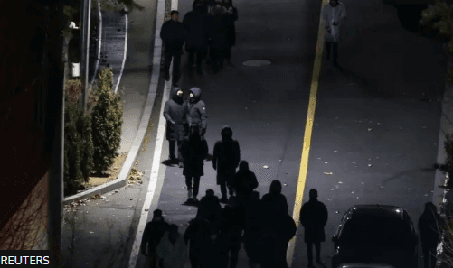 Avokatët e Yoon përplasen me policinë
