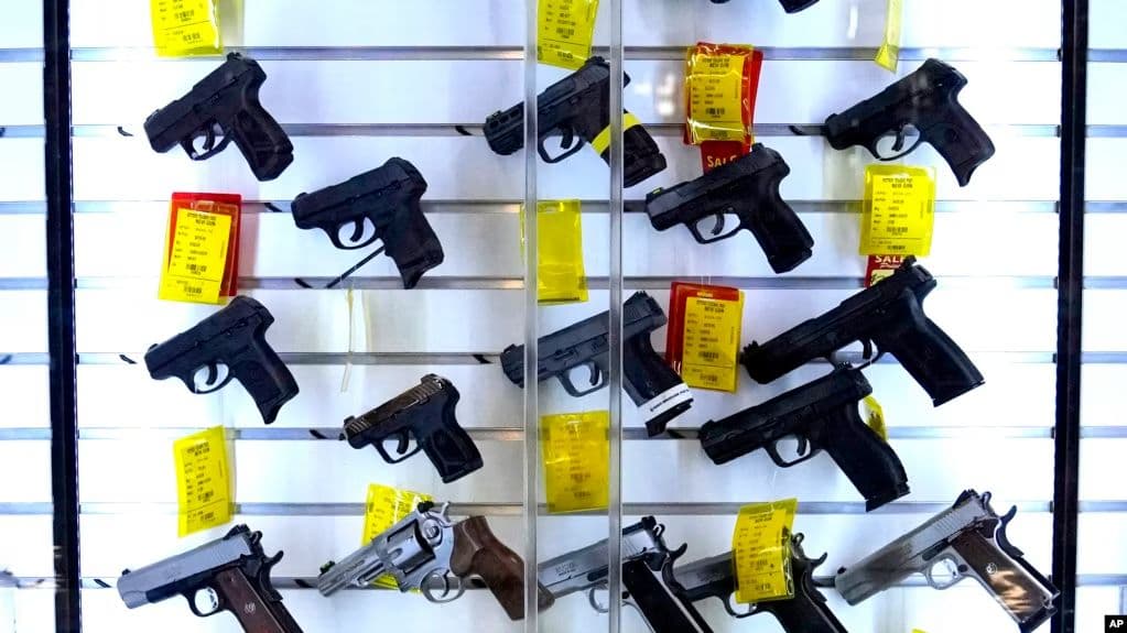 Gjykata amerikane përmbys vendimin: Shitja e armëve për të rinjtë nën 21 vjeç është e lejueshme