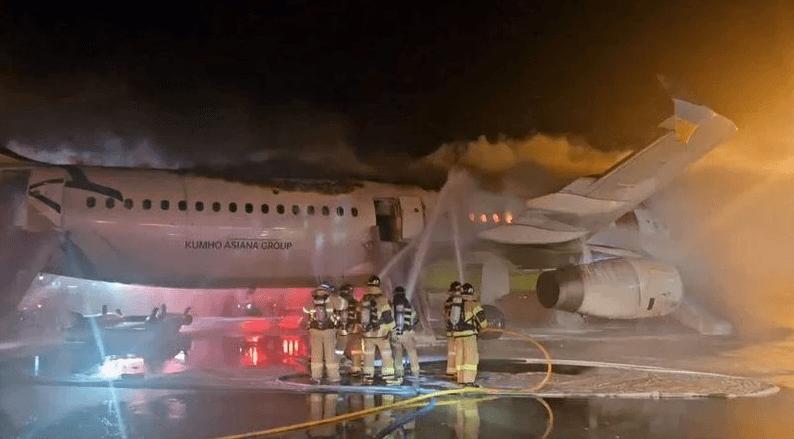 Merr flakë avioni në aeroport, shpëtohen pasagjerët në Korenë e Jugut