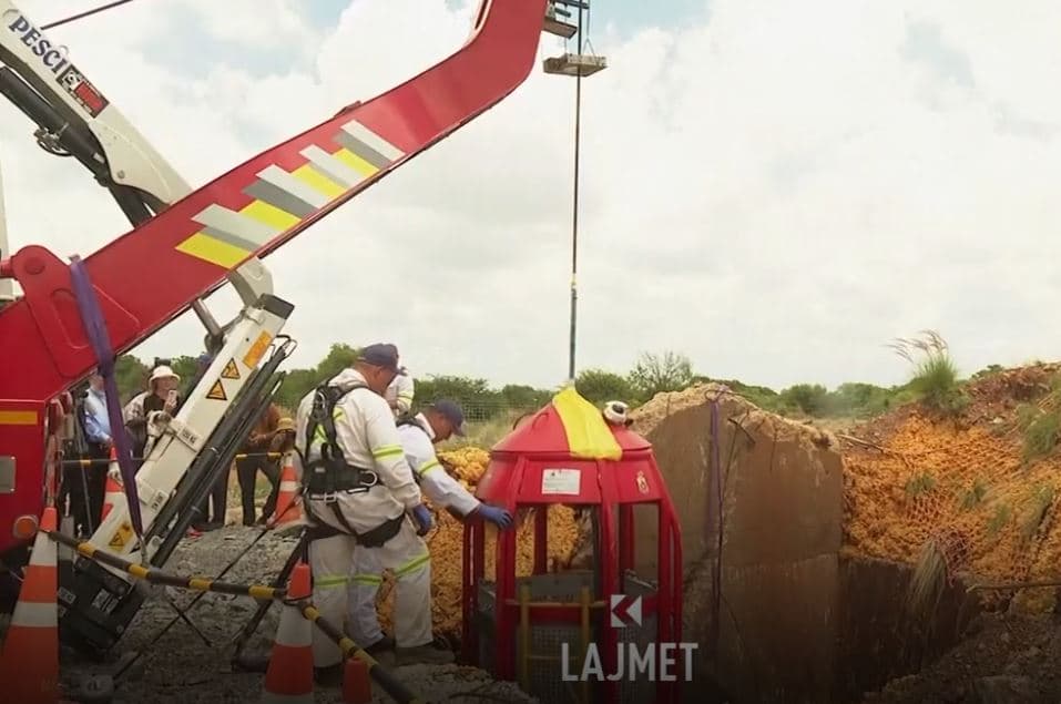 Mrekullia në Afrikën Jugore - Shpëtohen qindra minatorë të ngujuar nën dhe (VIDEO)
