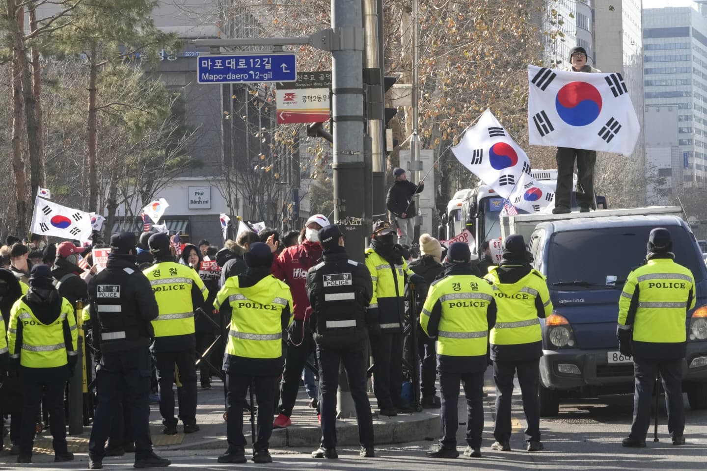 Yoon i Koresë së Jugut mbërrin në gjykatë, pritet të argumentojë kundër arrestimit të tij