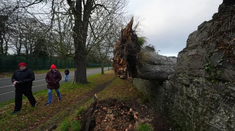 Stuhia Eowyn mbërthen Irlandën, një person humb jetën