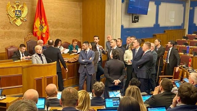 Tensione në Kuvendin malazez, opozita bllokon seancën