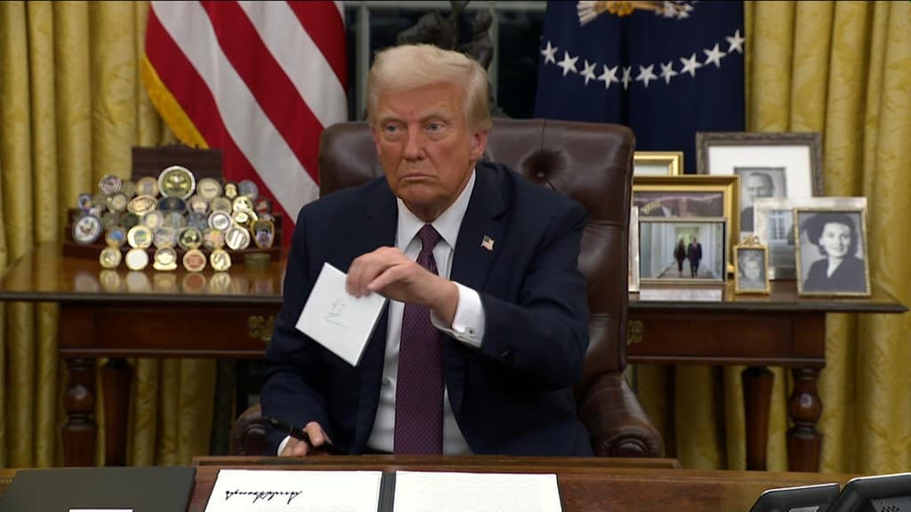 Trumpi gjen letrën që ia la Bideni – çka shkruan në të?