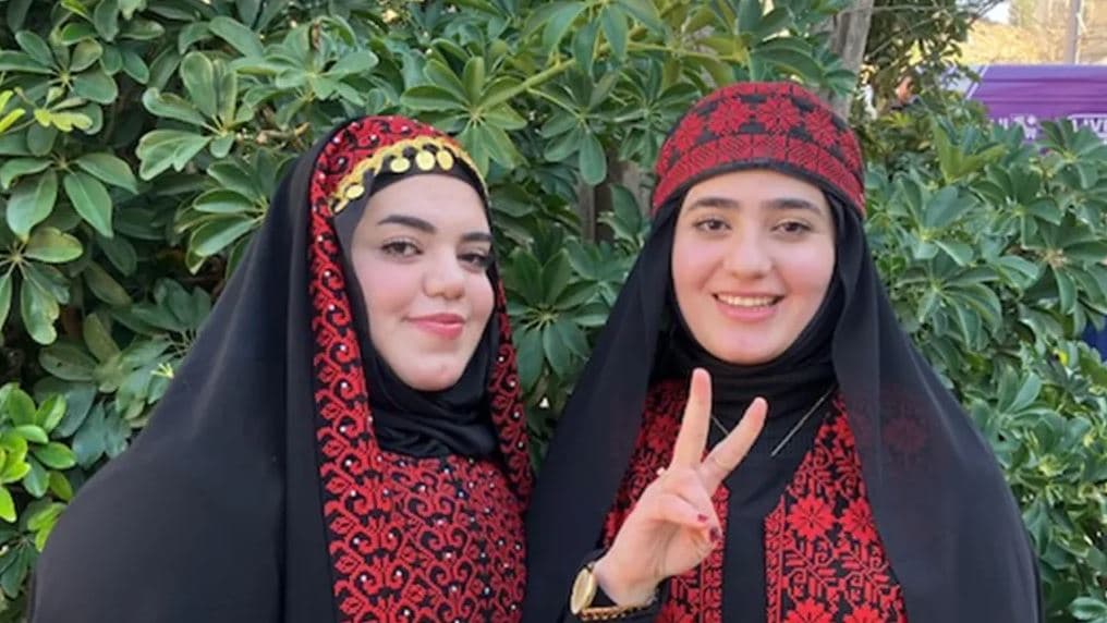 Palestinezja e përqafon për herë të parë babain e saj pasi u lirua nga Izraeli