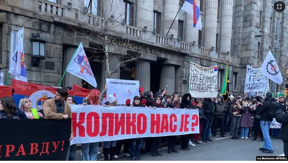 Pankarta për Kosovën në protestat e studentëve në Serbi