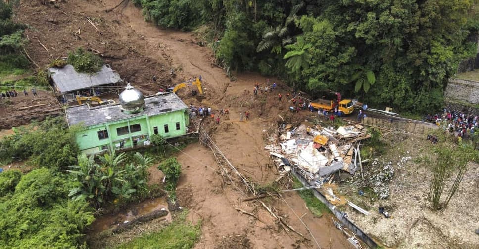 Rrëshqitja e dheut vret 16 persona në Java të Indonezisë