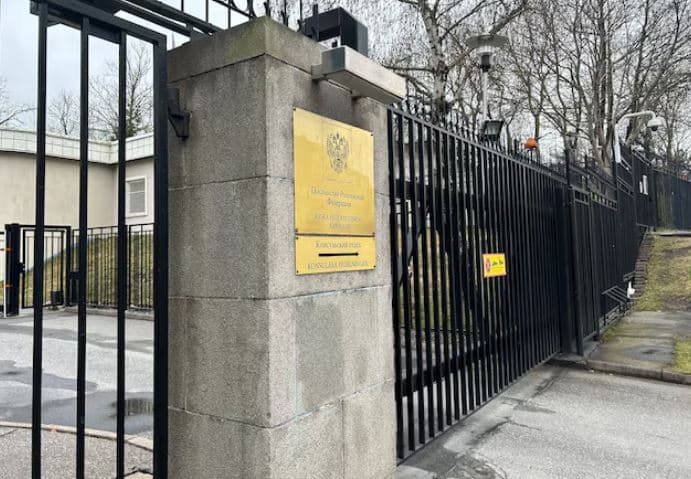Policia suedeze arreston një person që tentoi të futej me forcë në ambasadën ruse në Stokholm