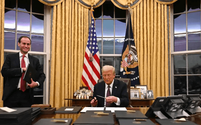Trump kthehet në Shtëpinë e Bardhë pas një dite të gjatë
