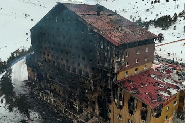 Turqia arreston nëntë persona për zjarrin në hotel që la 76 të vdekur