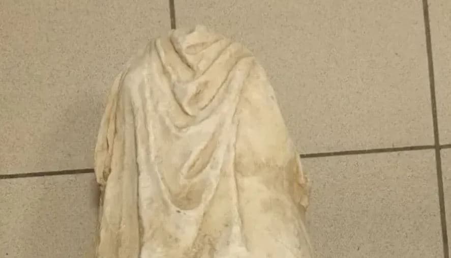 Një statujë 2000-vjeçare gjendet e braktisur në një qese plehrash në Greqi