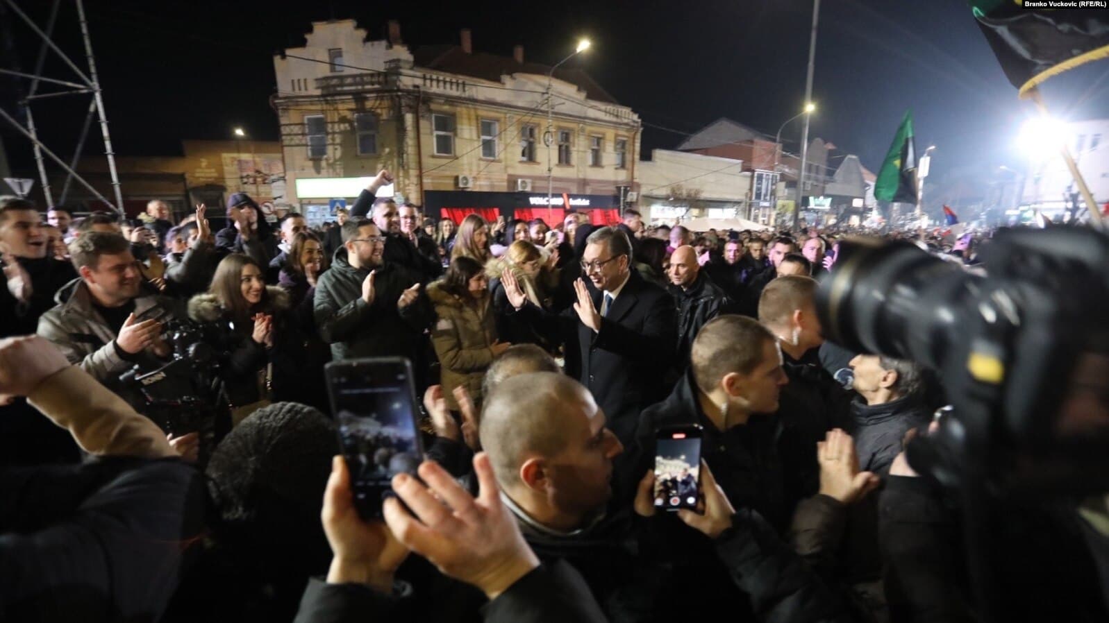 Mes protestave masive, Vuçiqi themelon “lëvizjen për popullin dhe shtetin”