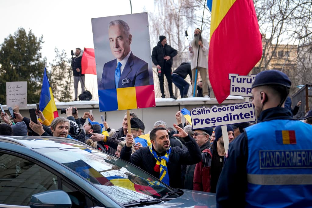 Ndalohet nga policia politikani rumun që e fitoi raundin e parë në zgjedhjet e anuluara presidenciale