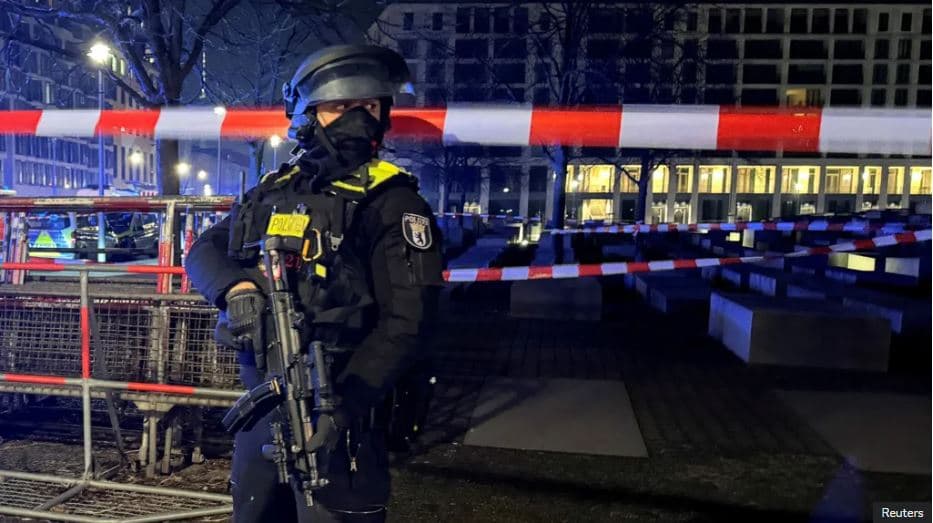 Një burrë u plagos rëndë nga goditja me thikë në memorialin e Holokaustit në Berlin