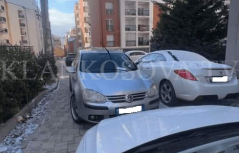 Banorët e rrugës “Uran Ajeti” në Prishtinë ankohen për bllokim nga makinat