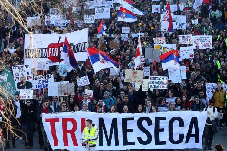 Studentët e Serbisë udhëheqin bllokadat e urave të Danubit