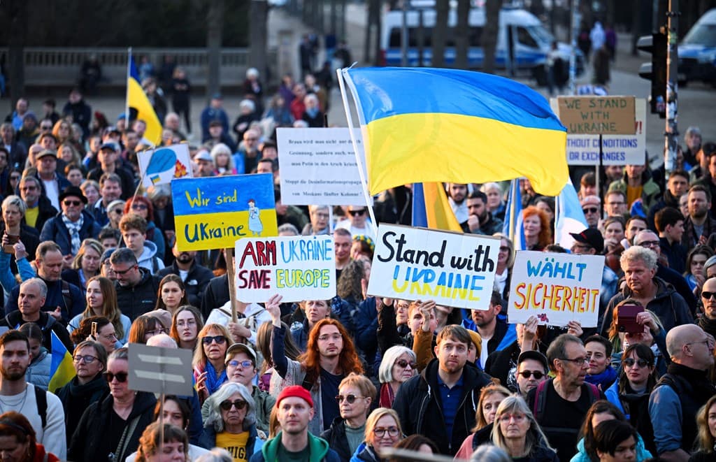 Pas Uashingtonit dhe Kievit, protestuesit pro-ukrainas mblidhen në Berlin