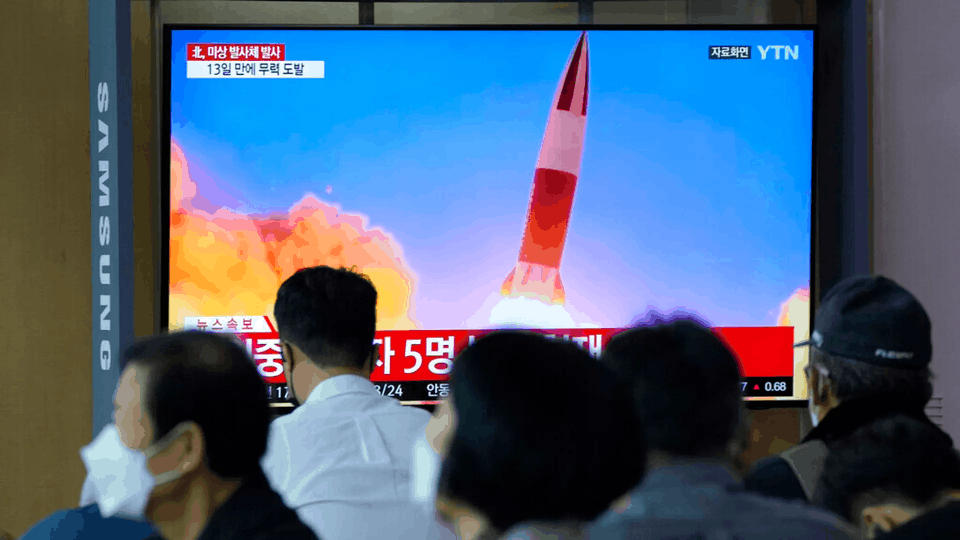 Koreja e Veriut lëshon raketa balistike në përgjigje të stërvitjes ushtarake të SHBA-së dhe Jugut