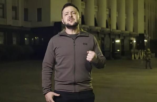 Ja arsyet pse Zelensky nuk vesh kurrë kostum