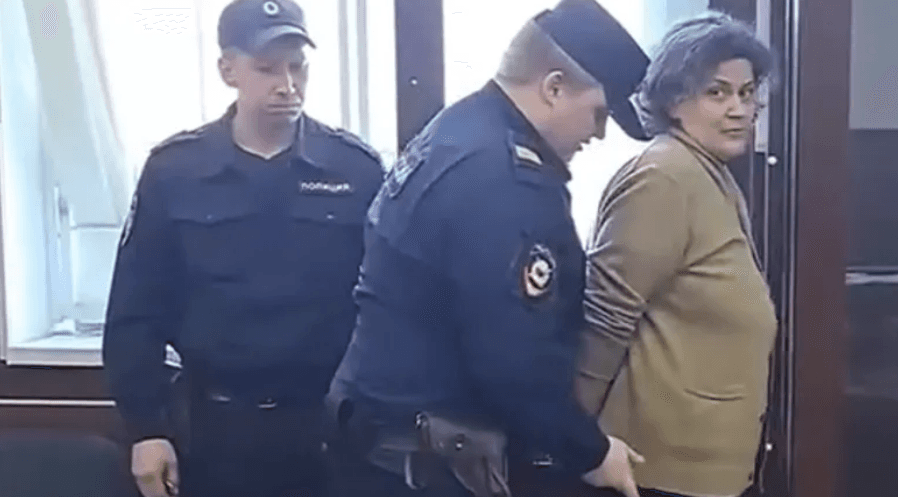 Fqinja e padit për “lajme të rreme”, parukierja ruse përfundon në burg