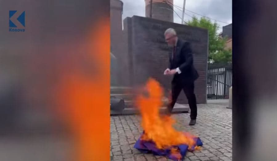 Kandidati për President - polaku djeg flamurin e BE-së, i hiqet imuniteti (VIDEO)