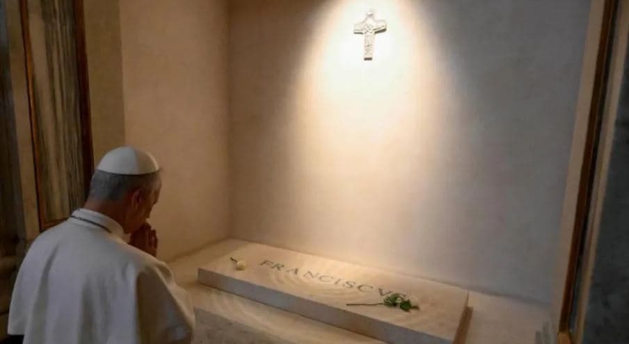 Papa Leo lutet te varri i Françeskut përpara fjalimit të parë