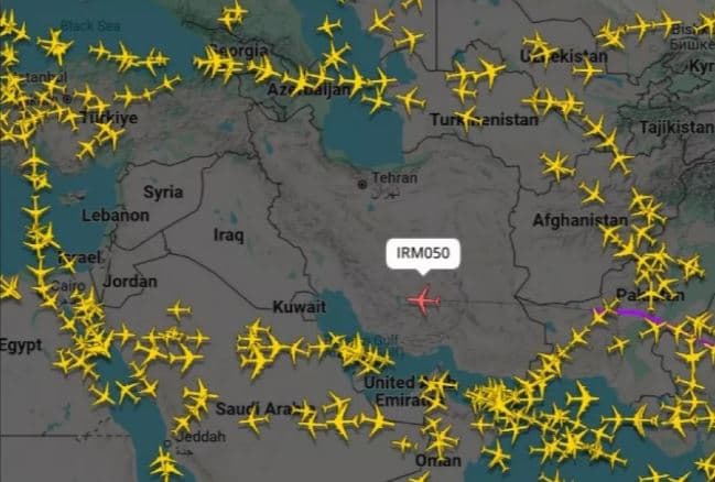 Aeroplani kalon i vetëm hapësirën ajrore iraniane - ndiqet nga mijëra njerëz