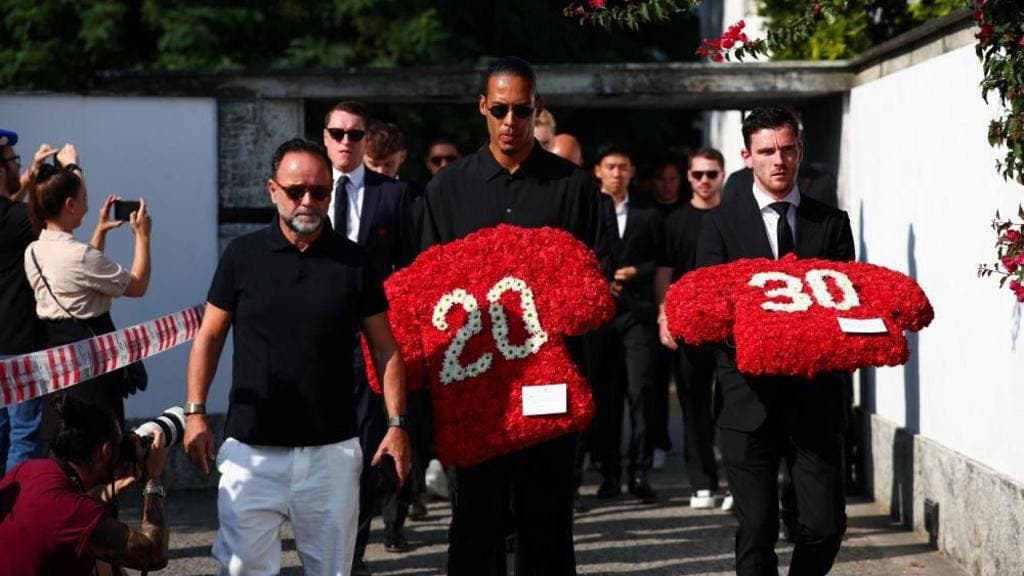 Nis ceremonia e varrimit të Jota-s dhe vëllait, i pranishëm edhe kapiteni