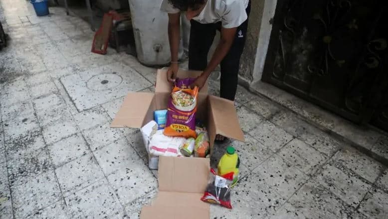 Vështrim brenda pakove me ushqime që hidhen nga ajri në Gaza