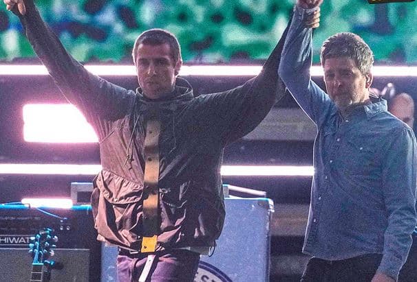 Oasis rikthehet pas 16 vjetësh, Liam dhe Noel Gallagher dalin dorë për dore në skenë