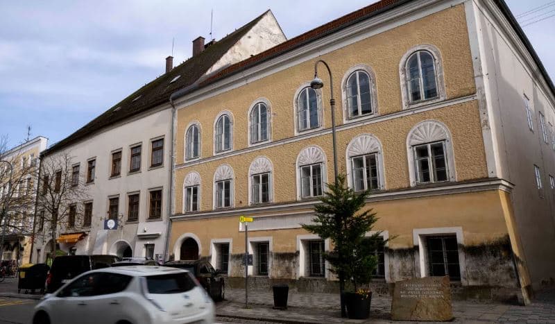 Qyteti i lindjes së Hitlerit do të riemërtojë rrugët që mbajnë emrat e dy mbështetësve nazistë