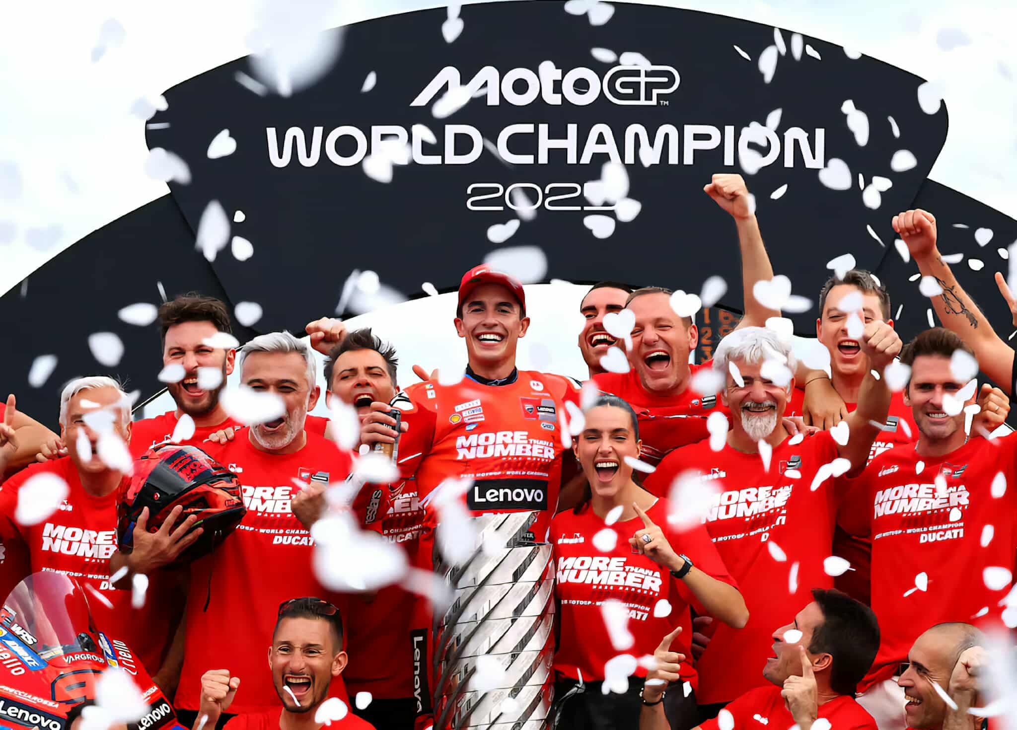 Titull dhe spektakël në Japoni: Marquez kampion, Bagnaia dominon, Martin dëmtohet