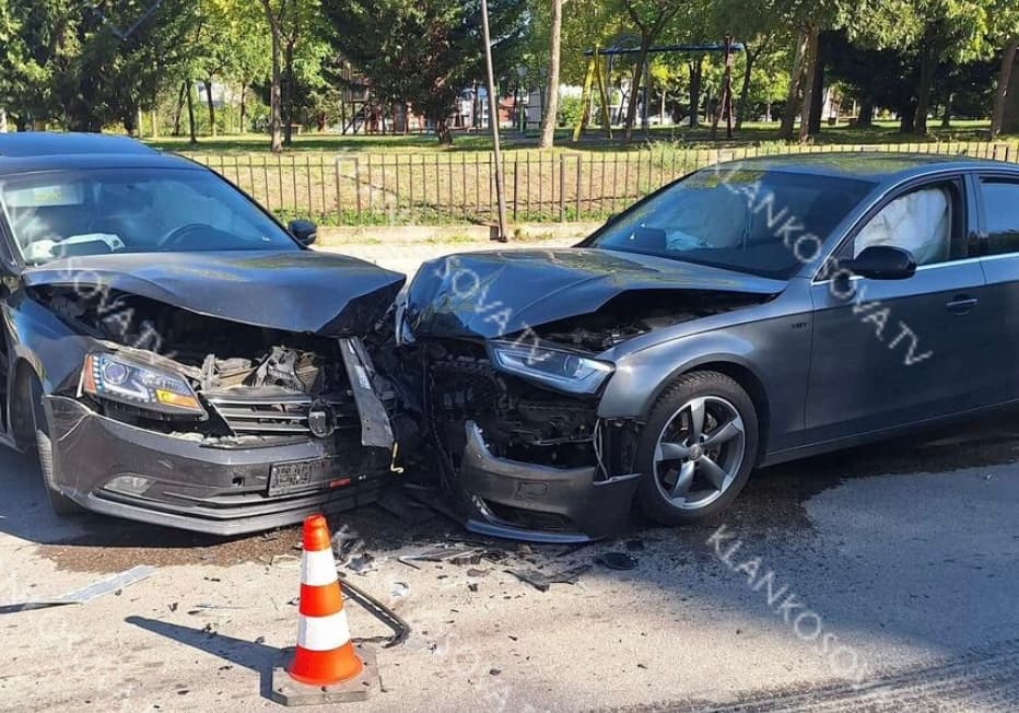 Aksident mes dy veturave në Mitrovicë, ka të lënduar