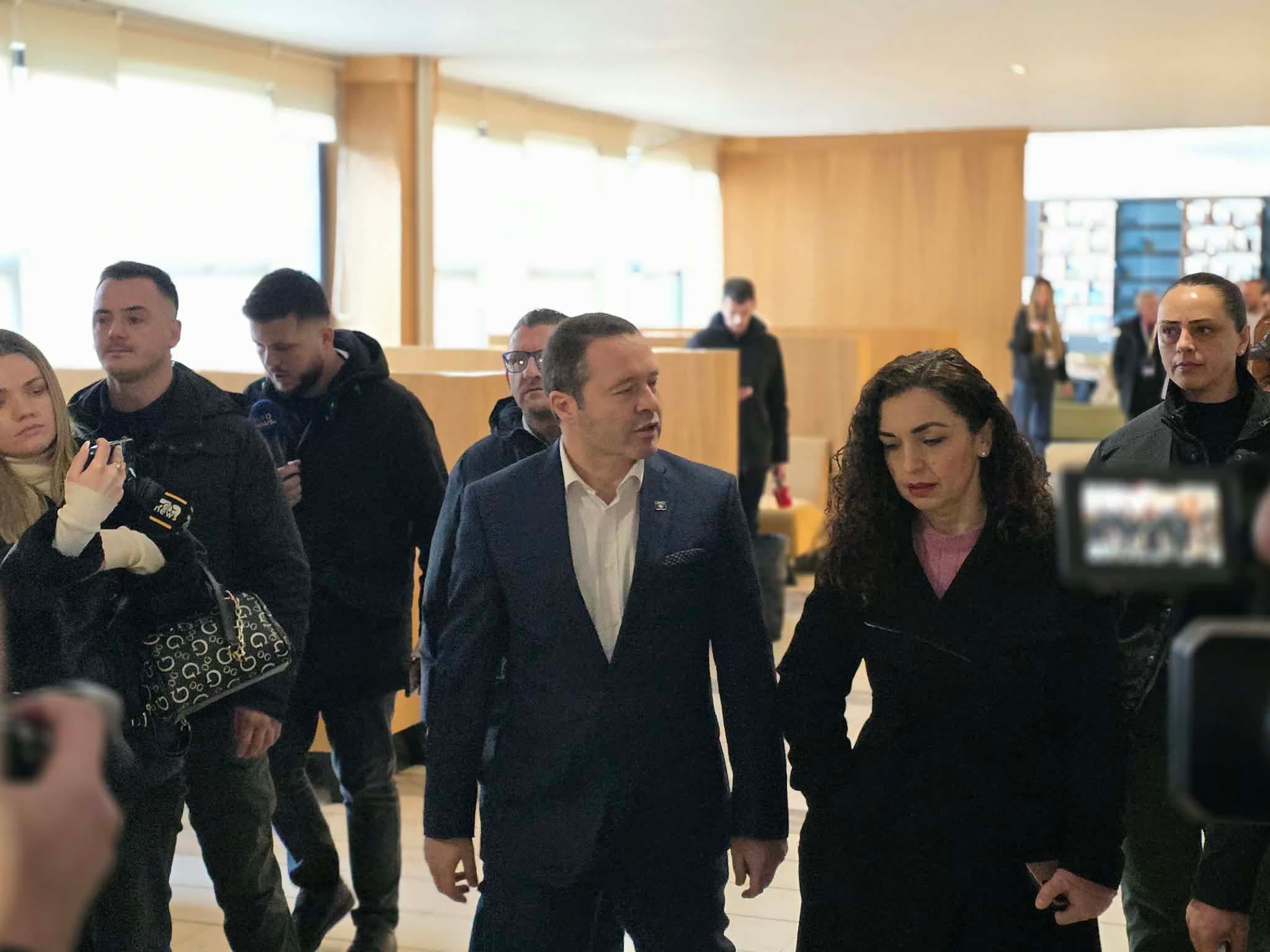 Presidentja Osmani pret në radhë për të votuar