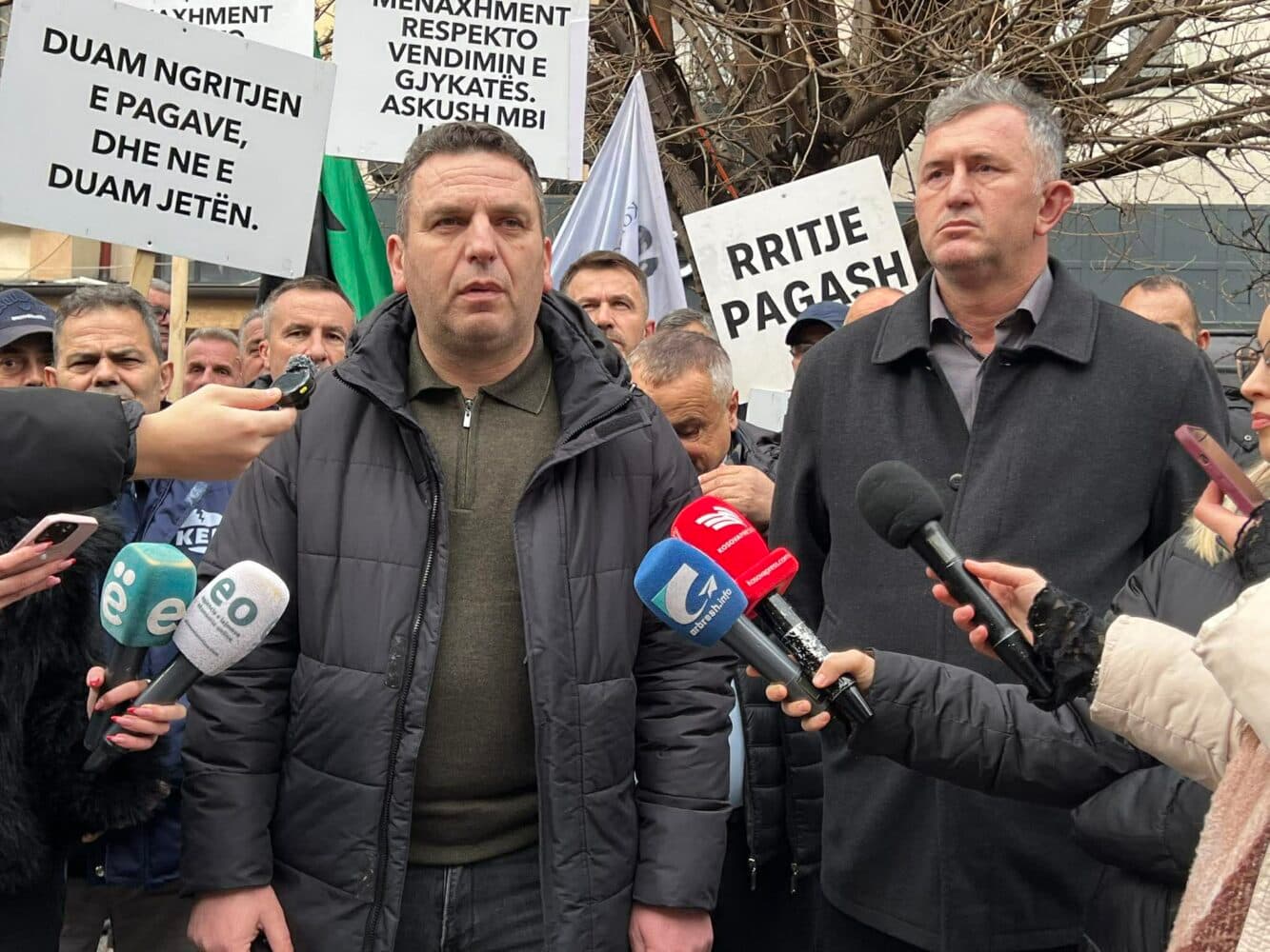 "I kanë pagat mbi 1 mijë euro", deklarata e drejtorit i çon në protestë punëtorët e KEK-ut