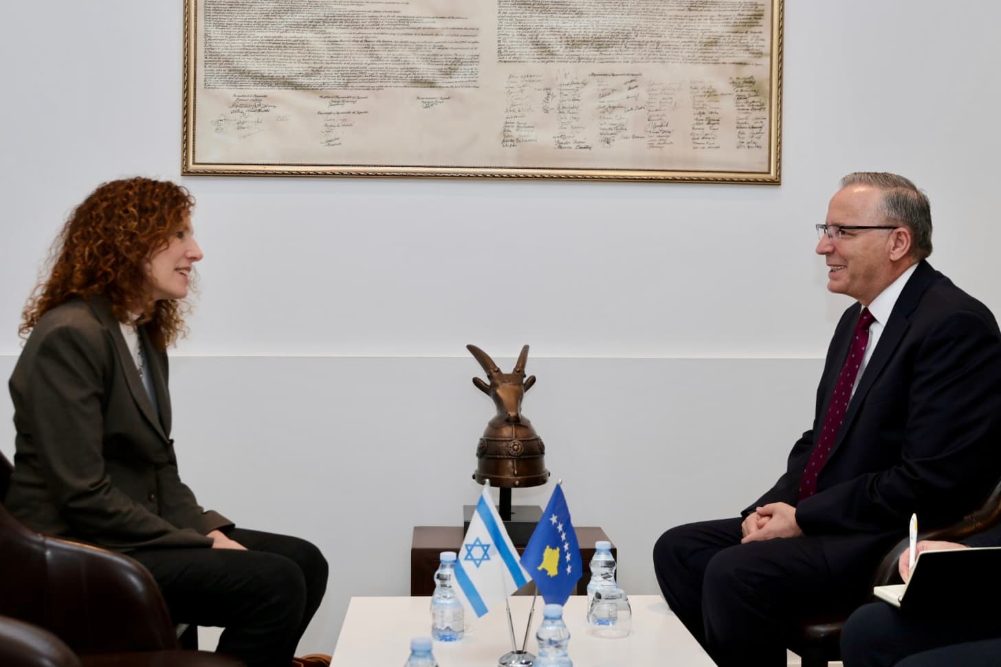 Hamza takohet me ambasadoren e Izraelit në Kosovë, flasin edhe për zhvillimet politike