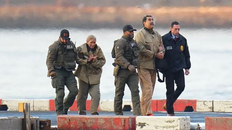 Maduro hyri në gjykatë me uniformë burgu dhe me këmbë të lidhura