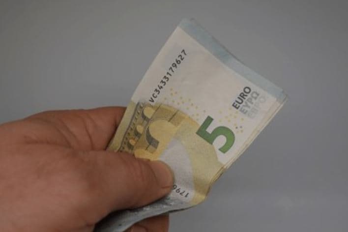 I ofroi ryshfet 5 euro policit në kufi, arrestohet i dyshuari