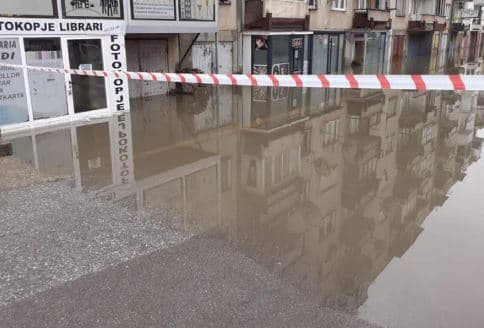 Shtatë familje u evakuuan si pasojë e vërshimeve në Fushë Kosovë (VIDEO)