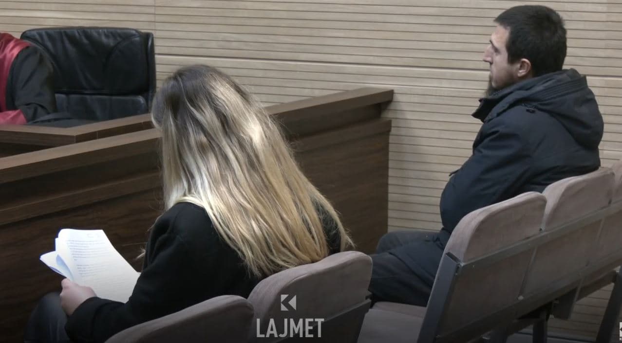 Gjykimi i arsimtarit: La plisin dhe hodhi flamurin, dyshohet se foli për fe (VIDEO)