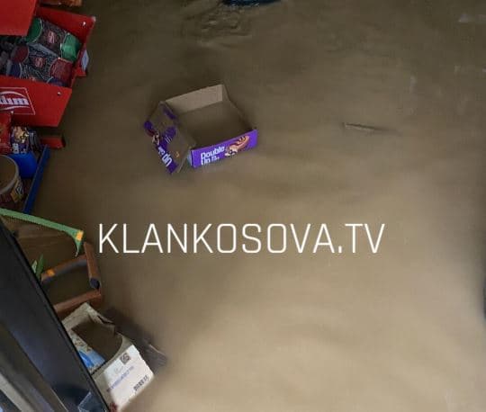 Vërshimet në Malishevë, uji 'merr' një lokal dhe një market (VIDEO)