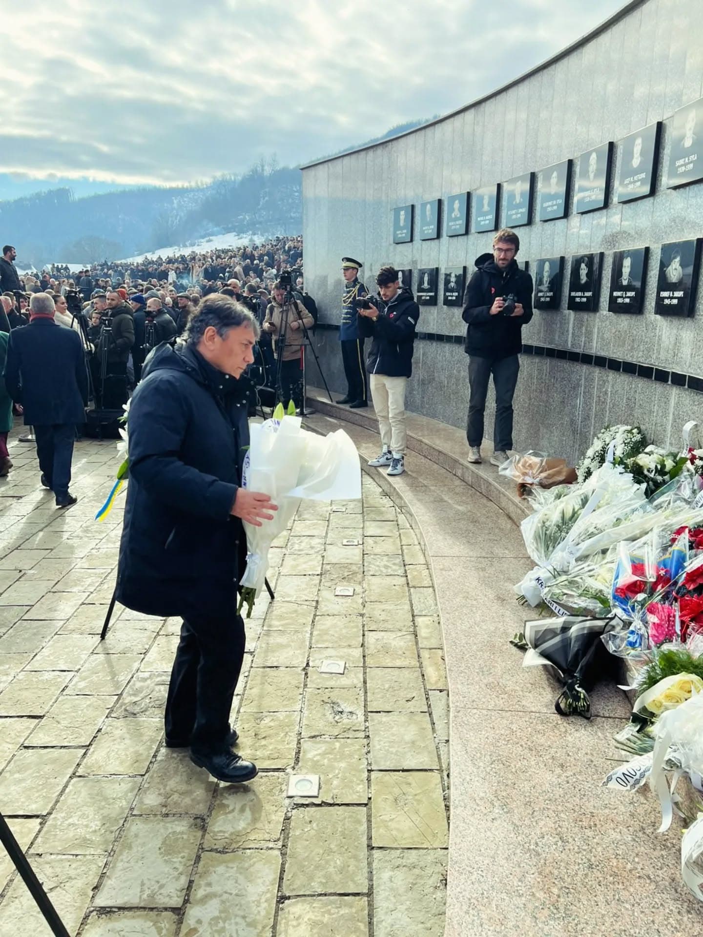 Ambasadori italian, homazhe në Reçak: Angazhimi për drejtësi vazhdon