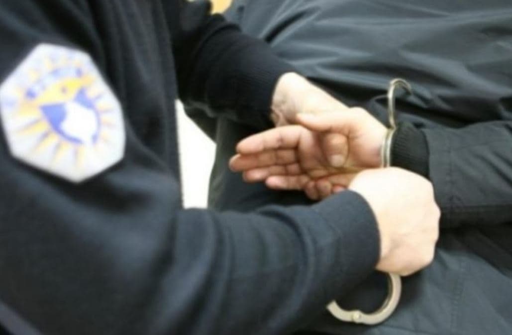 Tentoi të ikë nga policia, arrestohet i kërkuari për vrasje në tentativë në Ferizaj